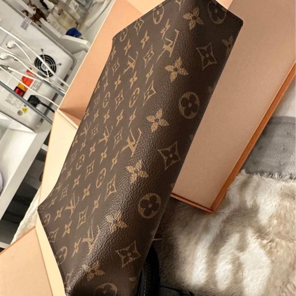 Louis Vuitton LV Toiletry 26 - Picture 5 of 10